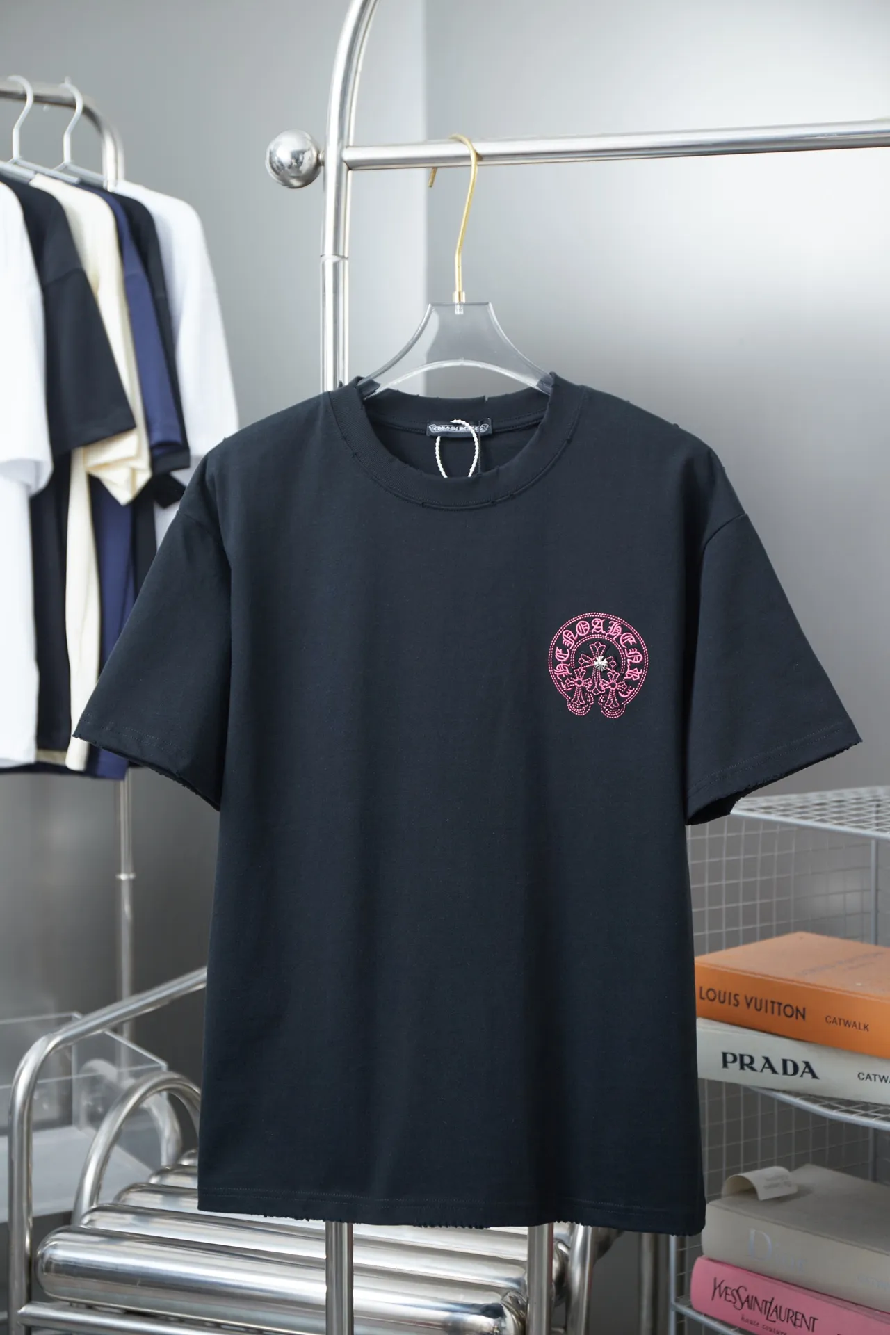 🅿️220 Ch*ome Hearte 25SS early spring new style, appliqué embroidered heart cross short sleeves, light luxury, essential item for daily commuting for men and women, correct version, welcome to compare, detailed features · 320g 100% pure cotton double yarn jersey fabric · Custom dyed in the same vat, special thickened 32 pieces double-strand 1X1 thread · Imported Tajima machine embroidery tatami embroidery ➕This cloth patch embroidery · Hand-stitched Croxin hardware accessories · Hand-made fraying of collar, cuffs and hem · Double-needle stitching across seams · Original main mark, washed tag, branded moisture-proof paper packaging Color: Black/White/Pink Size: S/M/L/XL